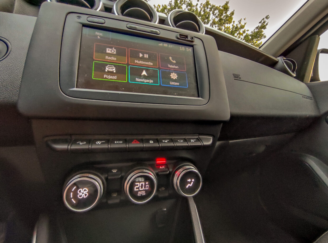 Dacia Duster - panel klimatyzacji i ekran multimediów