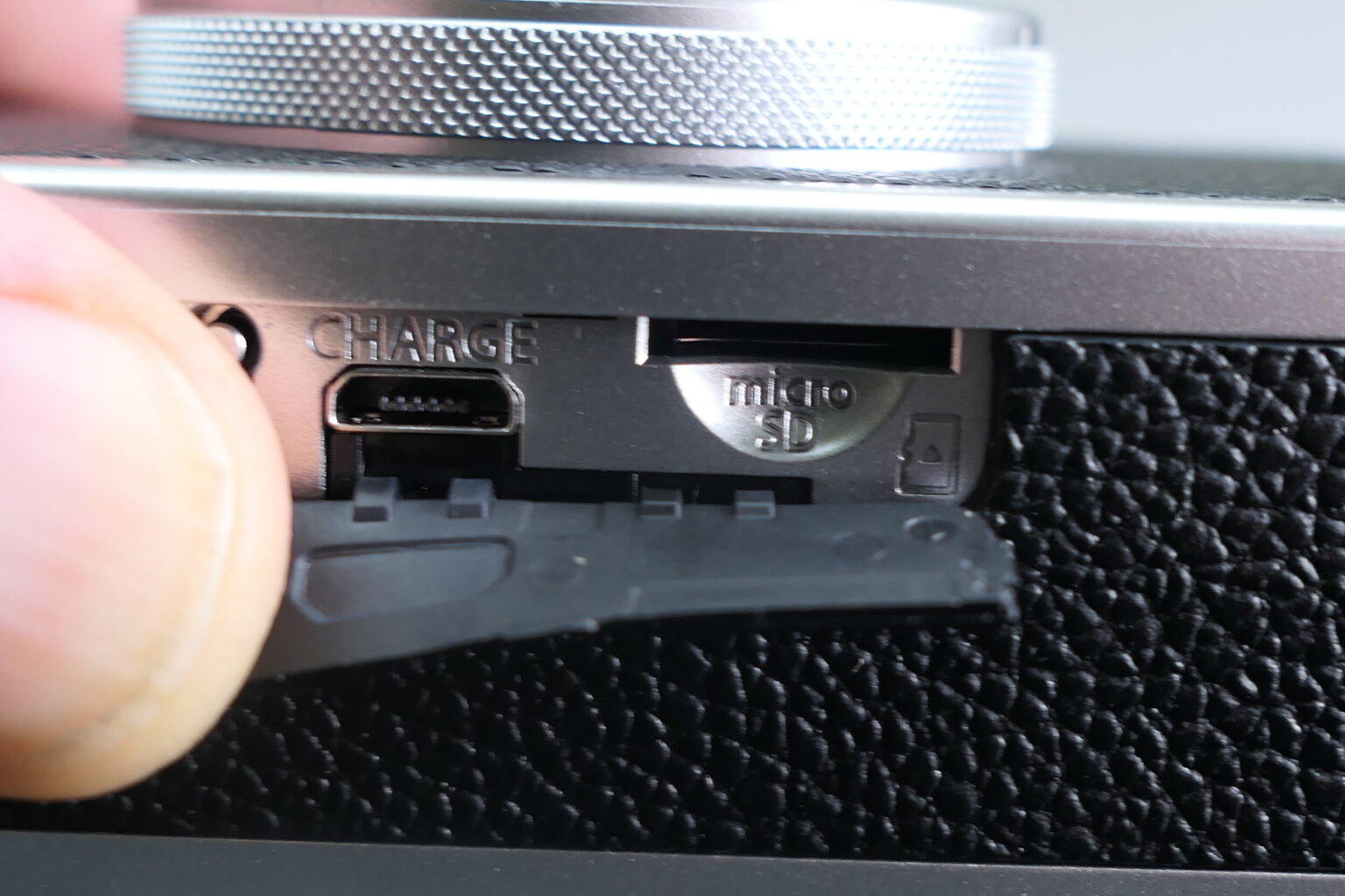 instax mini Evo Hybrid - porty ładowania i na kartę pamięci