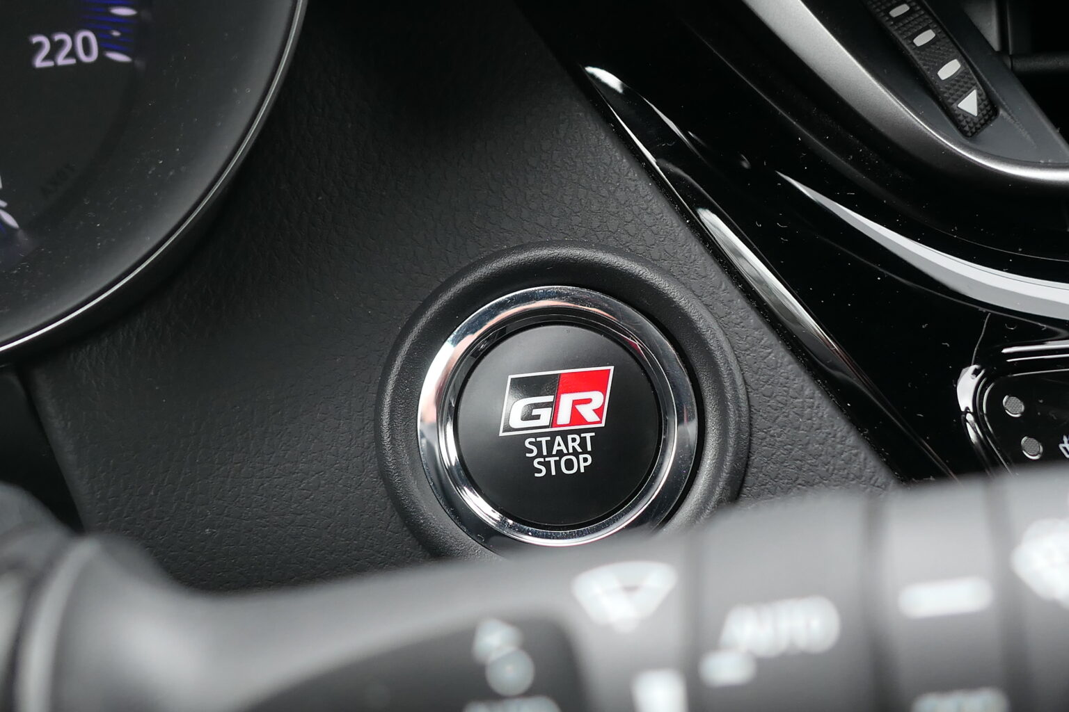 Toyota C-HR przycisk startera