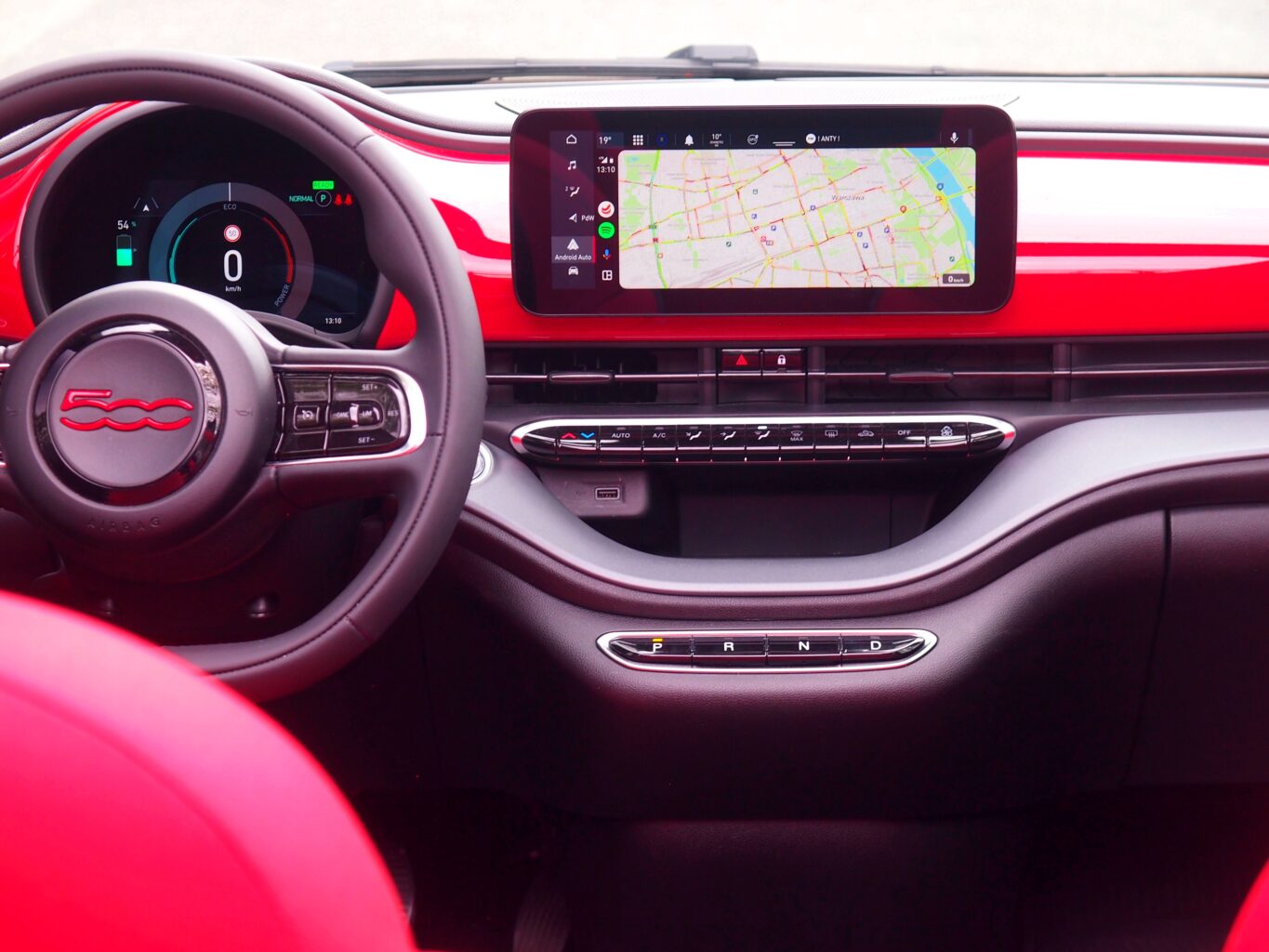 Fiat 500e ekran systemu multimedialnego