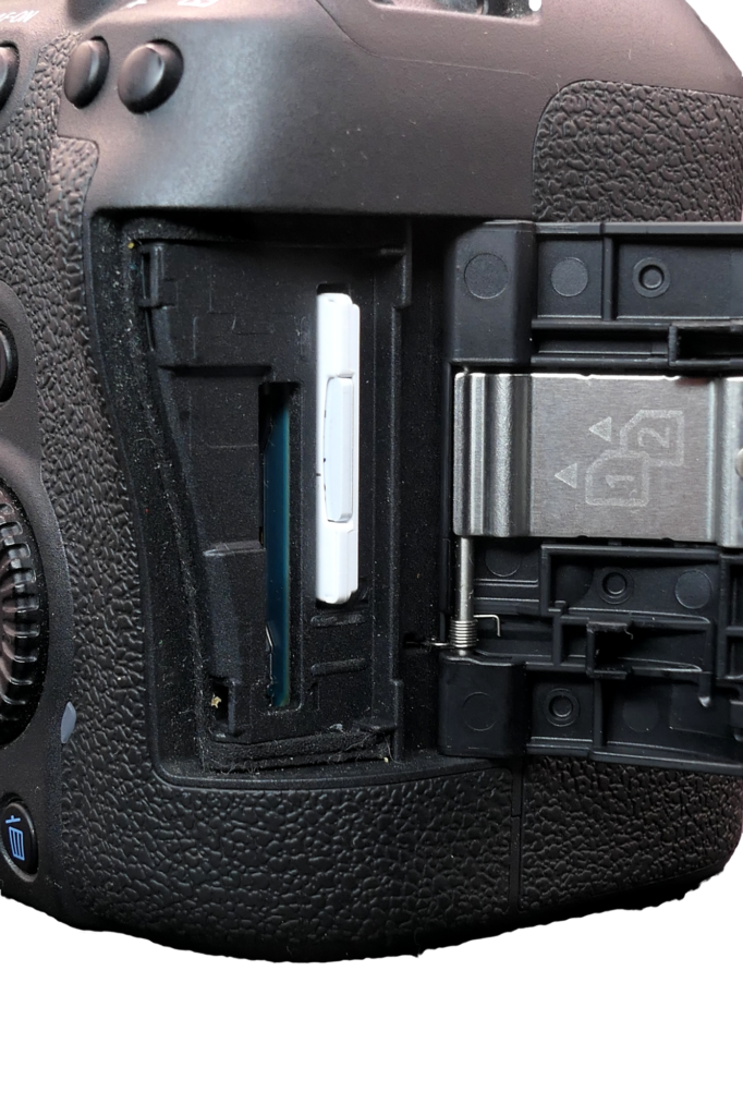 Canon EOS R6 Mark II sloty na karty pamięci