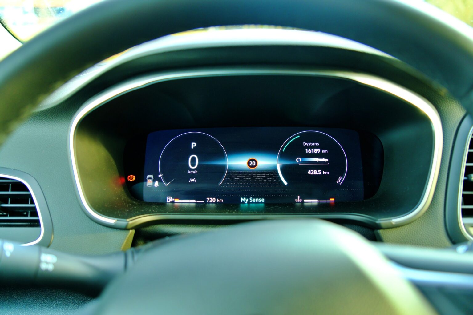 Renault Megane GrandCoupe wyświetlacz wskaźników